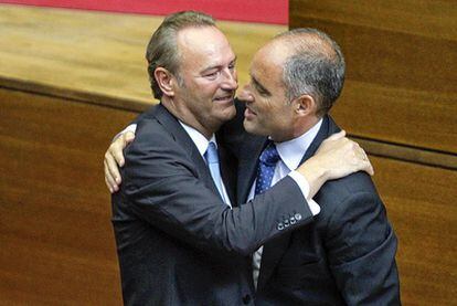 Camps (derecha) felicita a Alberto Fabra tras ser elegido éste presidente de la Generalitat valenciana.