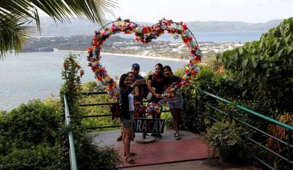 Filipinas cerró este jueves la famosa isla de Boracay, uno de sus principales atractivos turísticos, que quedará vedada a los visitantes por un periodo de seis meses para poder limpiar las aguas. En la imagen, trabajadores de un resort se toman un selfi en el Monte Luho.