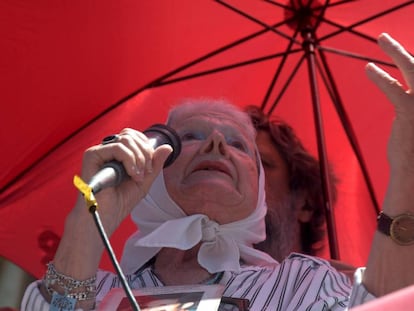 Nora Cortiñas ofrece un discurso durante una protesta frente al ministerio de Desarrollo Social en Buenos Aires, en enero de 2018.