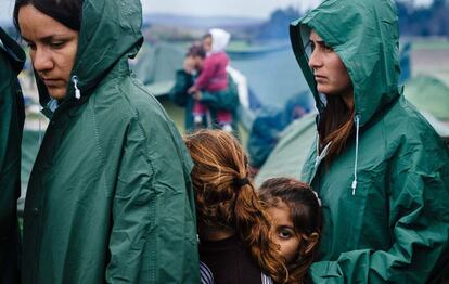 Cola para obtener comida en el campo de refugiados de Idomeni.