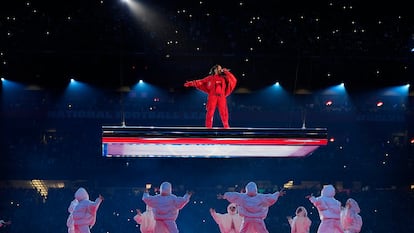 Rihanna durante su actuación de la Super Bowl el 12 de febrero de 2023 en Glendale, Arizona.