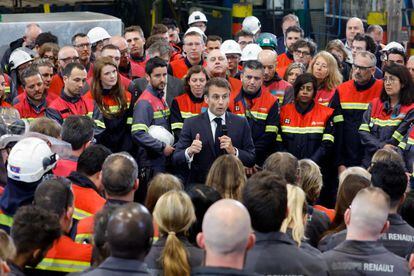 Emmanuel Macron se dirigió a los trabajadores de la planta de aluminio de Dunkerque el viernes.