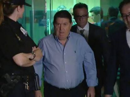 Vídeo de la salida de Olivas del juzgado tras pasar dos días detenido. / ATLAS