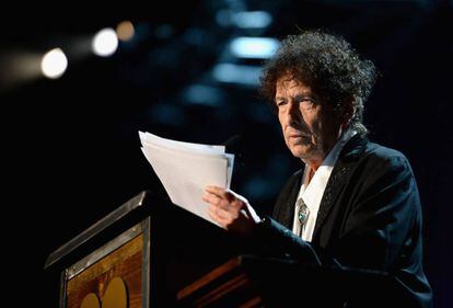 Bob Dylan lee su discurso en la ceremonia de MusiCares en febrero de 2015.