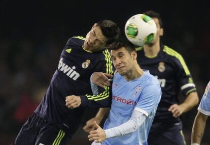 Cristiano y Mallo disputan el balón.