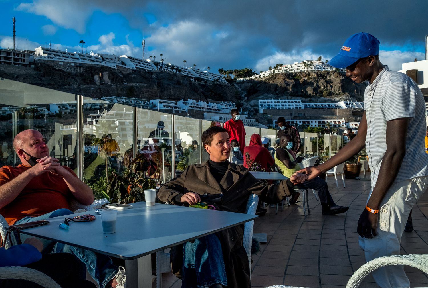 Calvin Lucock, director general de Holiday Club, junto a su mujer Unn Tove Saetran en uno de los hoteles que gestionan y que ahora acoge migrantes en Gran Canaria.