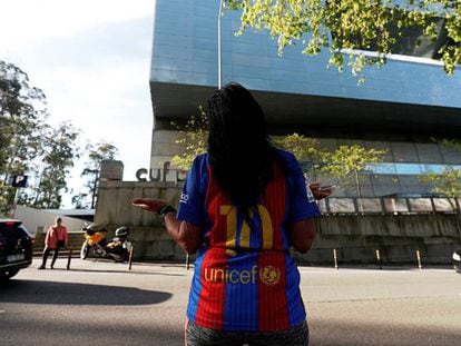 Una joven con la camiseta del Barça reza a las puertas del hospital de Oporto donde está ingresado Casillas. En vídeo, declaraciones de Sara Carbonero.