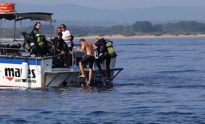 Submarinistas suben al barco tras realizar una inmersi&oacute;n en las islas Medes. 