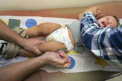 Un pediatra administra la vacuna del sarampión a un niño en California.