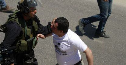 Un miembro de las fuerzas de seguridad israelíes agarra a un manifestante palestino, este martes en Belén.