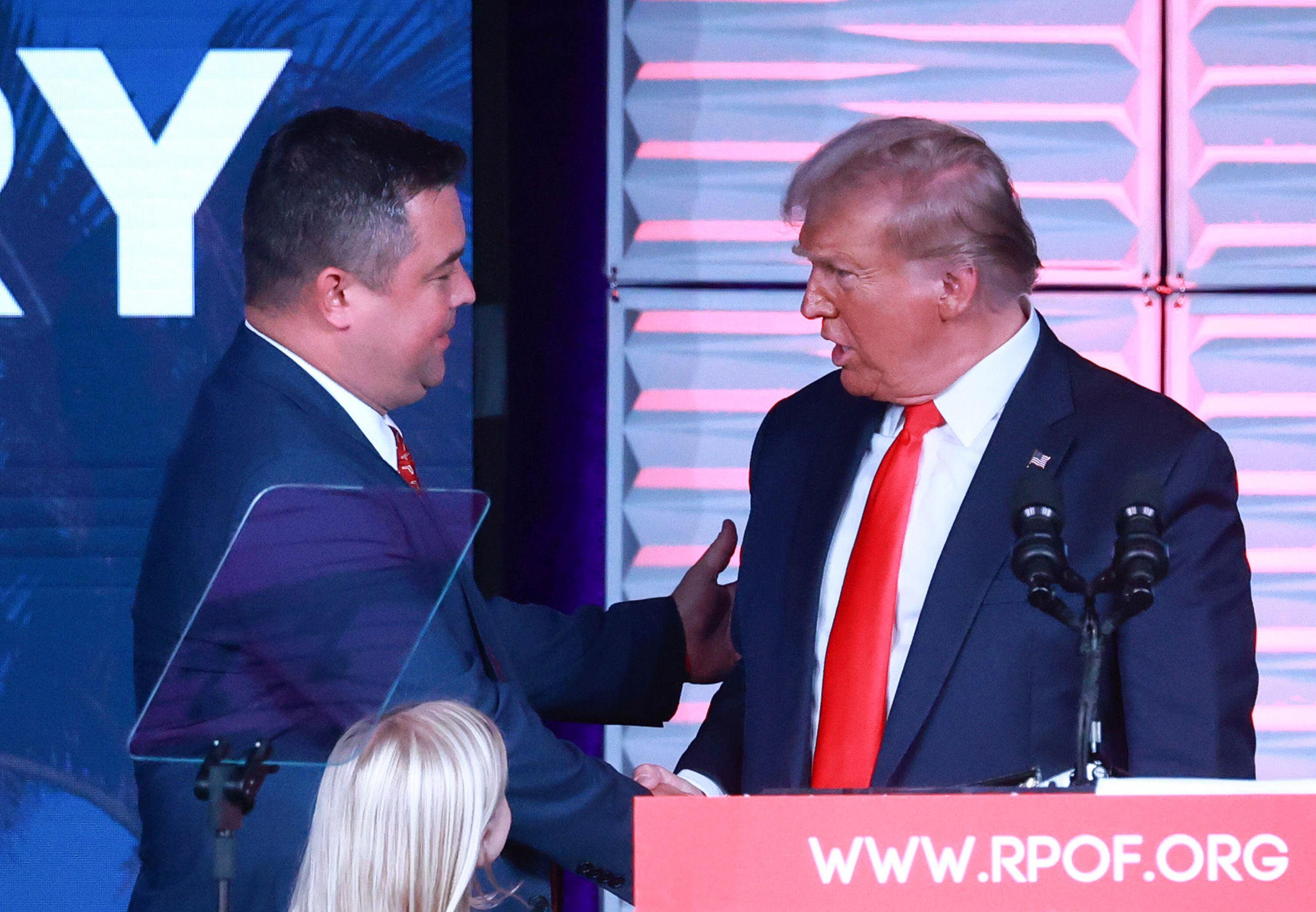 Christian Ziegler saludaba a Donald Trump en un acto en Kissimmee, Florida, el 4 de noviembre.