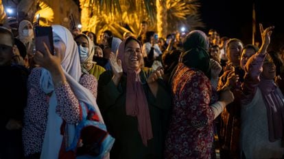 Celebraciones tras la reapertura de la frontera entre España y Marruecos en los alrededores del paso fronterizo de Beni-Enzar. 