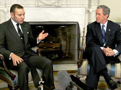 El rey de Marruecos, Mohamed VI, en una reunión con el presidente de EE UU, George W. Bush, el 23 de abril de 2002 en Washington.