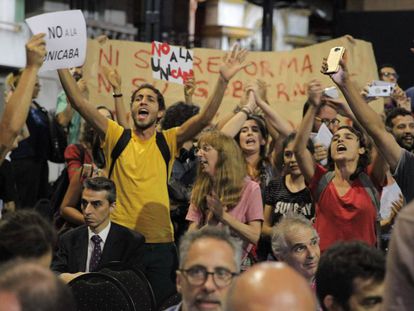 Manifestantes en la apertura de la Feria del Libro de Buenos Aires.