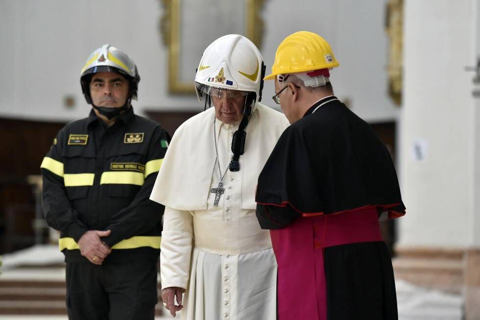 El Papa, con un casco de seguridad en la catedral de Camerino.