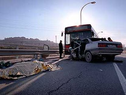 El cadáver del conductor del turismo siniestrado, en la calle de Embajadores sobre la M-30, lugar del accidente.