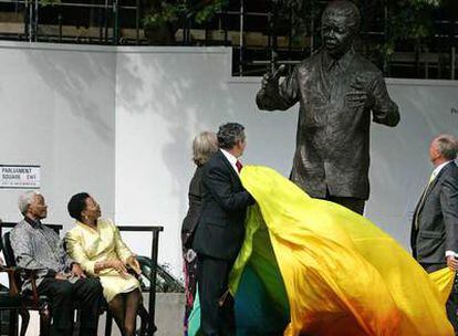 El primer ministro británico, Gordon Brown, en el momento de descubrir la estatua en honor a Nelson Mandela
