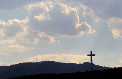 La cruz del Valle de los Ca&iacute;dos, vista desde Guadarrama. 