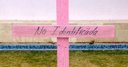 Cruz por una mujer no identificada en un memorial de Ciudad Ju&aacute;rez.