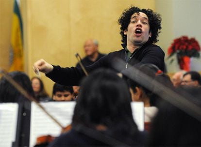 El venezolano Gustavo Dudamel dirige un ensayo de una orquesta juvenil de Los Ángeles el 6 de diciembre