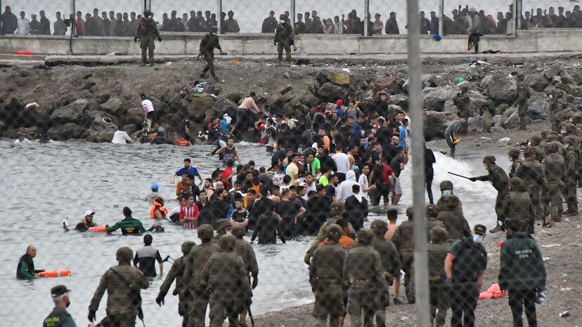 El Ejército se despliega para controlar Ceuta tras la entrada de más de 8.000 inmigrantes | España | EL PAÍS