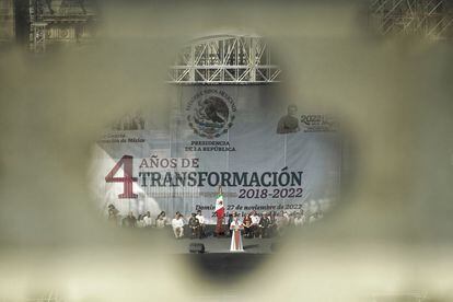 En el Zócalo, el mandatario ha ofrecido a sus seguidores un discurso desde un templete, en el que enlistó los logros obtenidos por su Gobierno durante sus primeros cuatro años de mandato. En la imagen, López Obrador durante su discurso. 