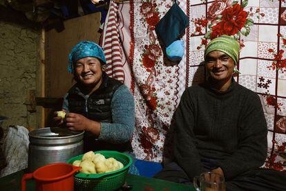 Fue el desastre natural más catastrófico que el país haya sufrido en los últimos 80 años. Casi dos años después, los senderos todavía se ven inusualmente vacíos y las casas de té solamente reciben un par de clientes al día. En la imagen, Lahkpa Nuru, un trabajador de las montañas, visita a su hermana que vive en la aldea de Thame (Nepal).