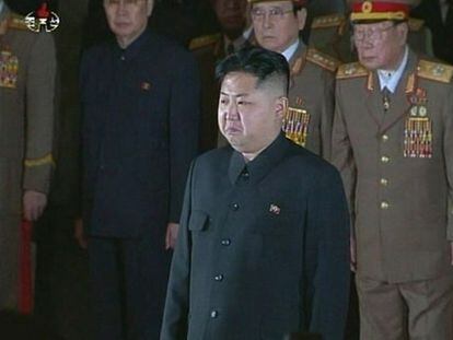 El nuevo l&iacute;der de Corea del Norte, Kim Jong-un, en el velatorio de su padre, Kim Jong-il.