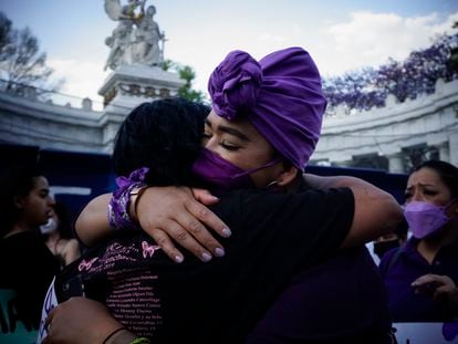 Dos mujeres se abrazan en la marcha del 8M de 2022 en Ciudad de México.