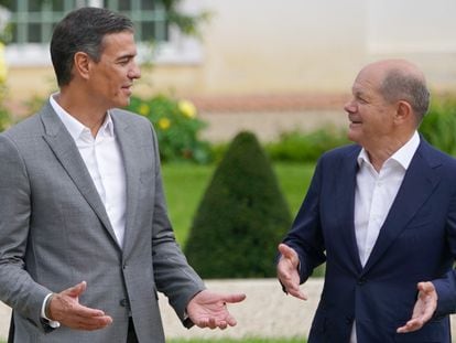 El canciller alemán, Olaf Scholz (a la derecha), junto al presidente del Gobierno de España, Pedro Sánchez, este martes en Meseberg (Alemania).