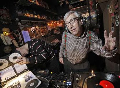 Juan de Pablos celebra el 30º aniversario de su programa pinchando discos en la sala Siroco.