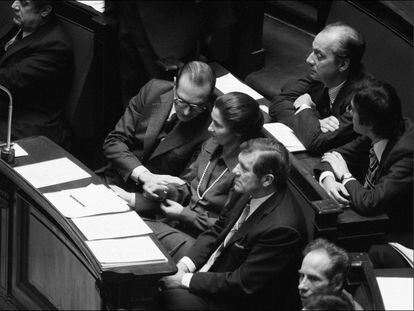 Simone Veil y Jacques Chirac (a su derecha), en el debate sobre el aborto en la Asamblea Nacional en 1974.