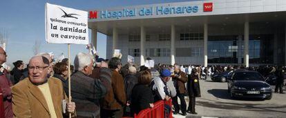 Protestas durante la inauguración del hospital del Henares.