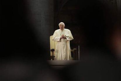 El Papa Benedicto XVI durante una reunión con jóvenes celebrada en la plaza de San Pedro, en el Vaticano, esta semana.