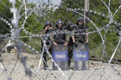 La Polic&iacute;a macedonia patrulla en la frontera con Grecia.