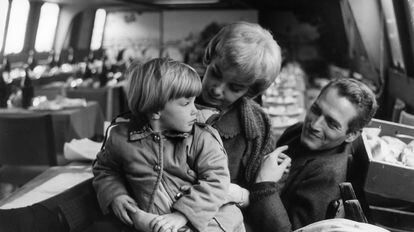 Joanne Woodward y Paul Newman, con su hija Nell en París, en 1961 en el rodaje de 'Un día volveré'
