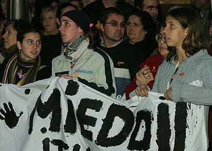 Vecinos de Nerva, durante la manifestación de ayer para reclamar información sobre la meningitis.