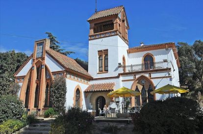 El restaurant del santuari de Nostra Senyo de la Misericòrdia también se encuentra en un edificio modernista diseñado por Josep Puig i Cadafalch en 1914.