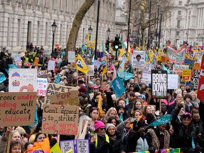 Miles de profesores se han manifestado este miércoles ante la residencia del primer ministro, Rishi Sunak, en Downing Street, Londres.