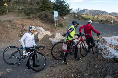 Un grupo de ciclistas atraviesa el paso fronterizo cerrado del Coll de Banyuls entre España y Francia, en Girona.