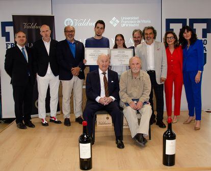 Los ganadores, Javier Marte e Irene Oriol (en el centro de la imagen), junto a miembros del jurado y responsables de la Universidad Francisco de Vitoria.