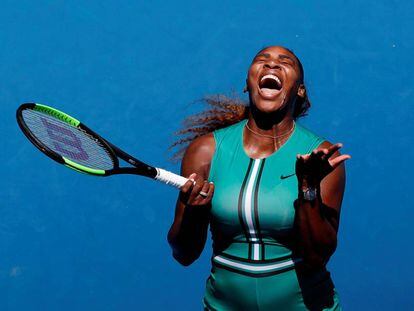 Serena se lamenta durante el partido contra Pliskova.