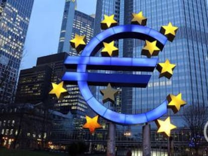 Símbolo del euro en la entrada al BCE