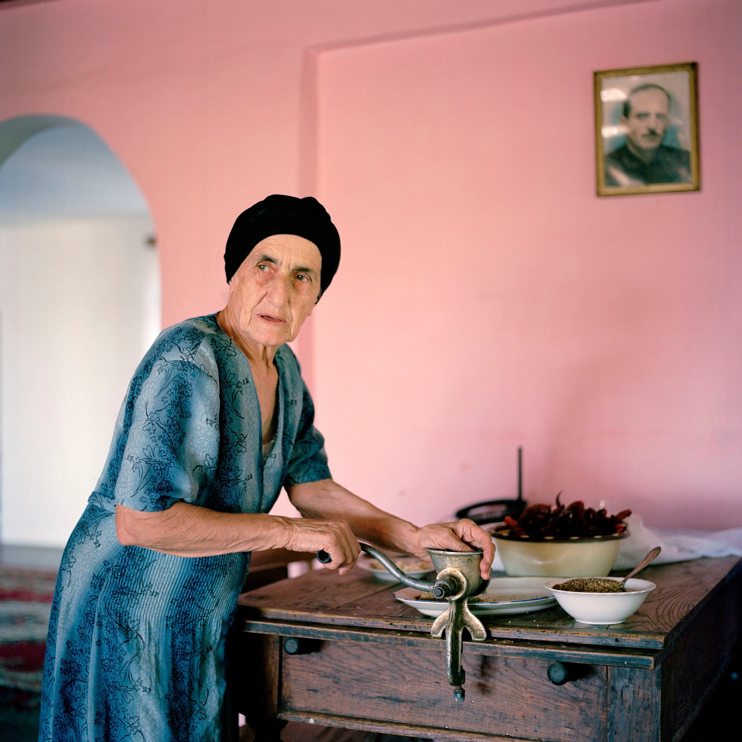 La madre de Tengo Inalishvili cocina una mezcla picante hecha con pimientos en su casa familiar en Rechxi. Rechxi, Abjasia, 2010. De la serie 'Returning Home – Croatia'. 