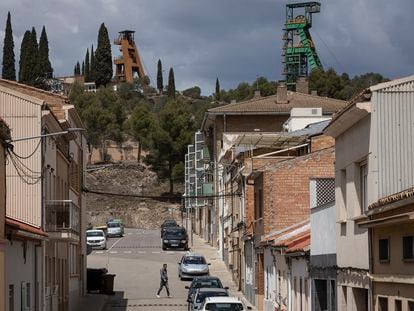 En primer plano, el pueblo de Súria, y de fondo el pozo de la mina de potasa de Cabanasas, gestionada por ICL Iberia, donde murieron tres geólogos en marzo.