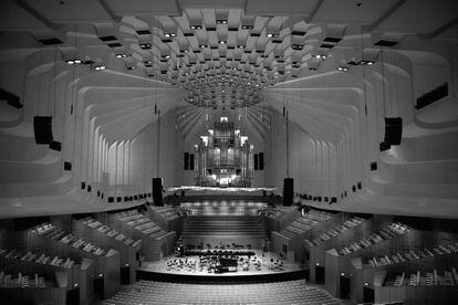 Vista general de la sala de conciertos de la Ópera de Sídney. La primera fase de las obras comenzó el 5 de diciembre de 1958, por la empresa constructora con sede en Sídney Lend Lease Corporation.