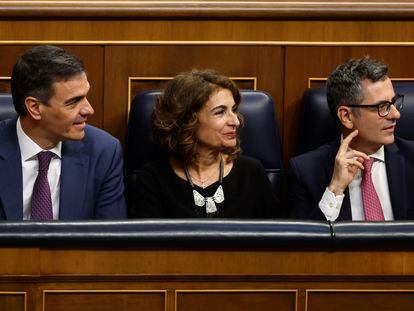 Pedro Sánchez, María Jesús Montero y Félix Bolaños, el jueves, durante la votación del pleno del Congreso.