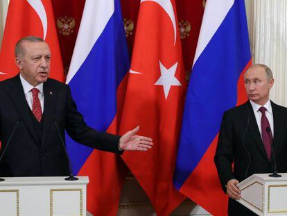 El presidente turco, Recep Tayyip Erdogan (izquierda) junto a su homólogo ruso, Vladimir Putin, en una rueda de prensa este miércoles en el Kremlin, en Moscú. 
