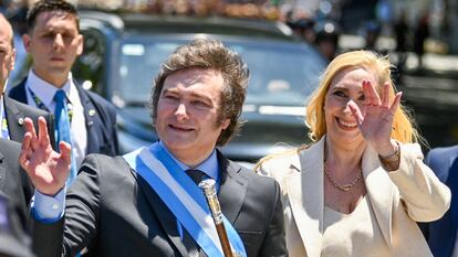 Javier Milei y su hermana Karina, durante el recorrido a la Casa Rosada.