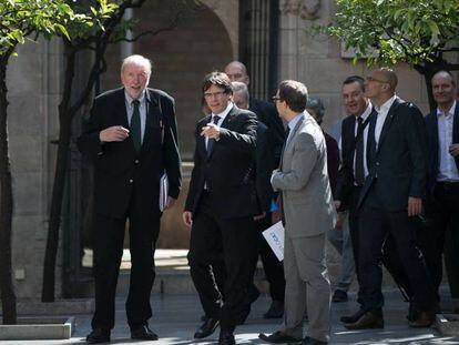 El expresidente Carles Puigdemont en una imagen de archivo con parlamentarios invitados por Diplocat para asistir al 1-O. En el vídeo, el ministro de Exteriores, Alfonso Dastis.